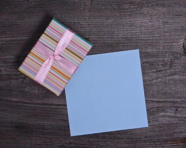 Petite boîte avec papier bleu vierge — Photo