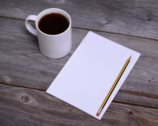 Taza blanca y papel en blanco —  Fotos de Stock