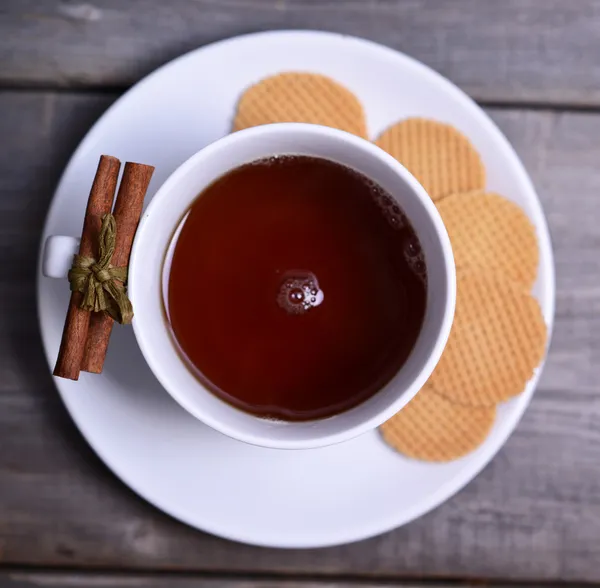 Cookies och kopp te på trä bakgrund — Stockfoto