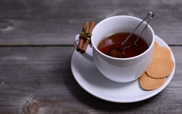 Šálek čaje a souboru cookie na dřevěné pozadí — Stock fotografie