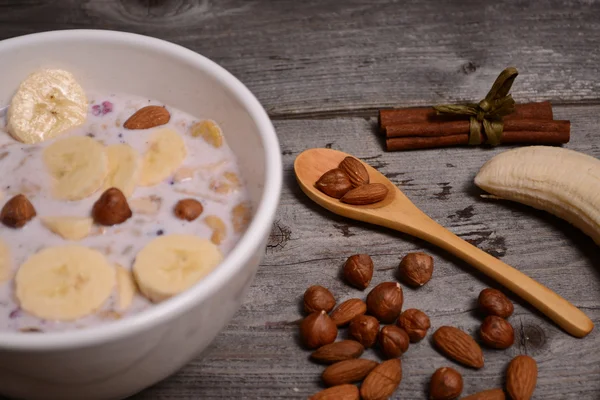 Tigela de muesli e mofo com banana fresca fechar — Fotografia de Stock