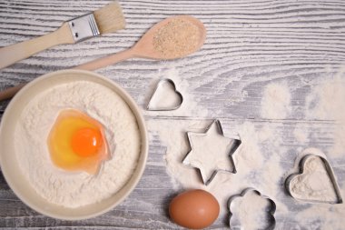 malzemeler ve kurabiye pişirme için kalıplar