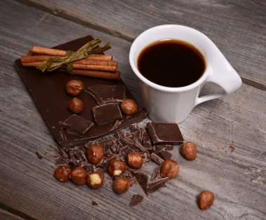 parça Bitter çikolata, tarçın ve kahve