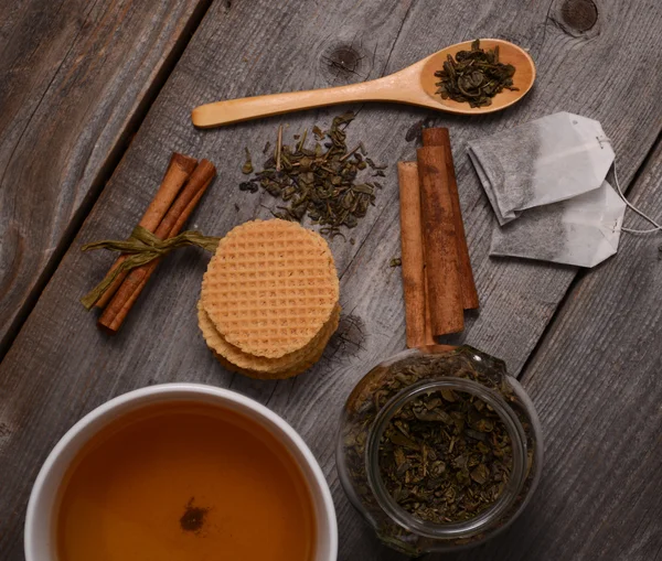 Kopje groene thee op houten ondergrond — Stockfoto