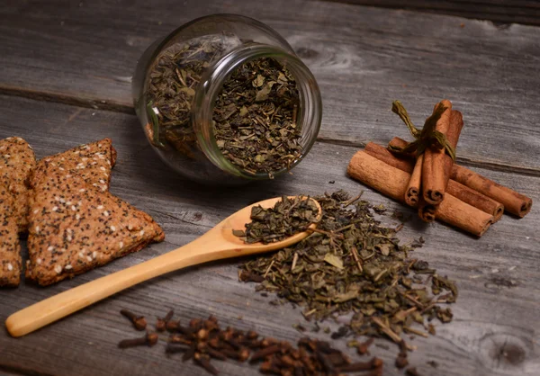 Zielona herbata, ciasteczka i cynamon z bliska — Zdjęcie stockowe