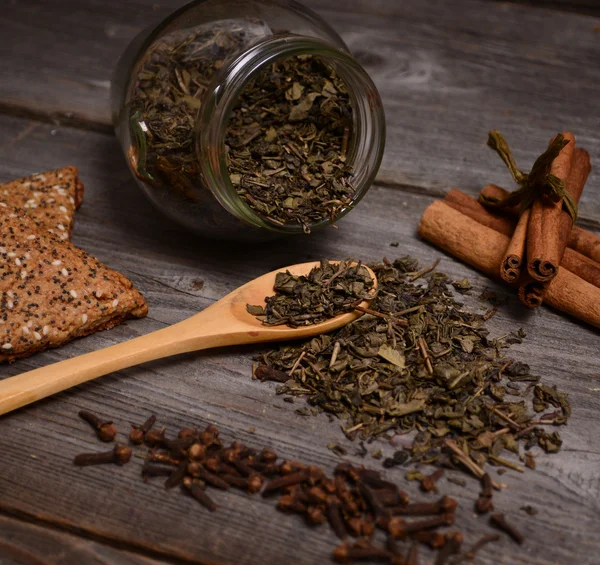 Té Verde, galletas y canela de cerca — Foto de Stock