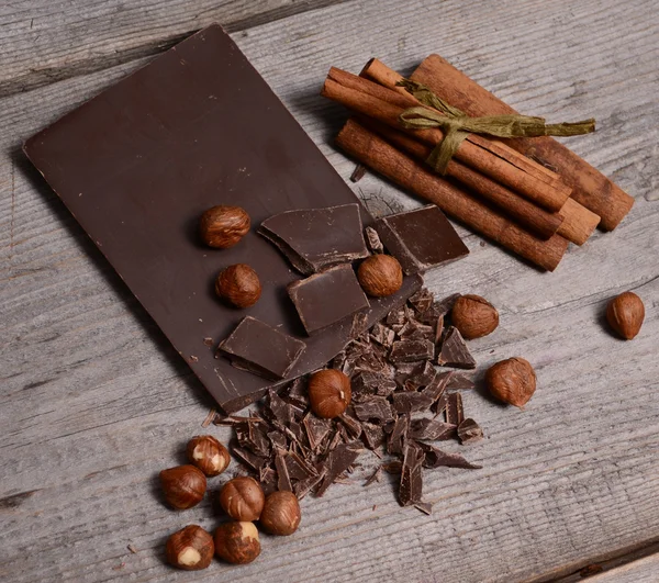 Trozos de chocolate negro sobre un fondo de madera — Foto de Stock