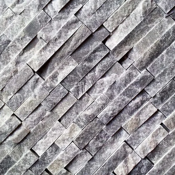 黒い斜めの石の壁 — ストック写真