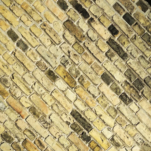 Oude diagonale bakstenen muur — Stockfoto