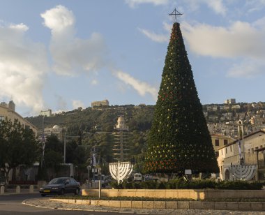 Noel ağacı arka planda bahai Tapınağı