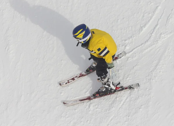 Niño esquiando Fotos de stock libres de derechos