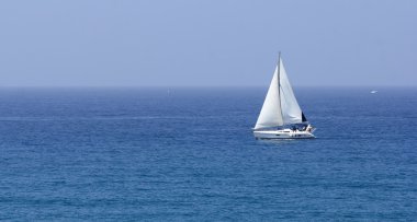 ile beyaz yelkenli tekne