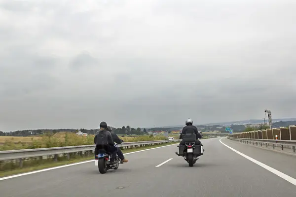 Yolda motorcular var.