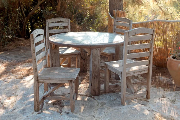 Eski tahta sandalyeler ve bir masa. — Stok fotoğraf