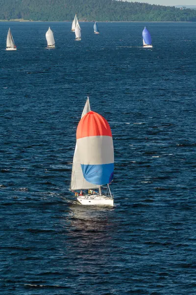 Boat with white sails — Stock Photo, Image