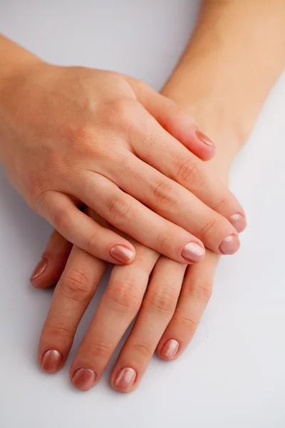 Manos de mujer joven con esmalte rosa — Foto de Stock