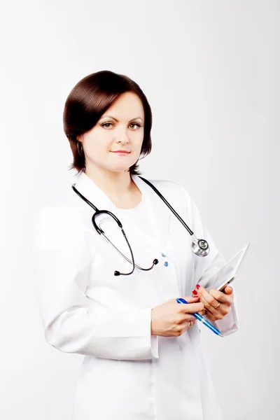 Ung kvinnlig läkare stetoskop ans tablet PC — Stockfoto