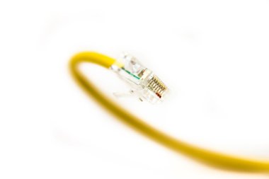 bilgisayar kablosu beyaz arkaplanda izole edildi