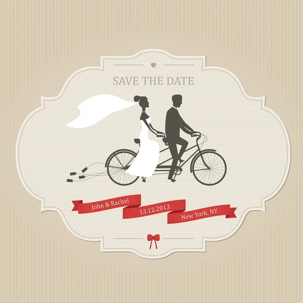 Divertida invitación de boda con novia y novio montar en tándem bicicleta — Vector de stock