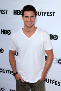 Robbie Amell