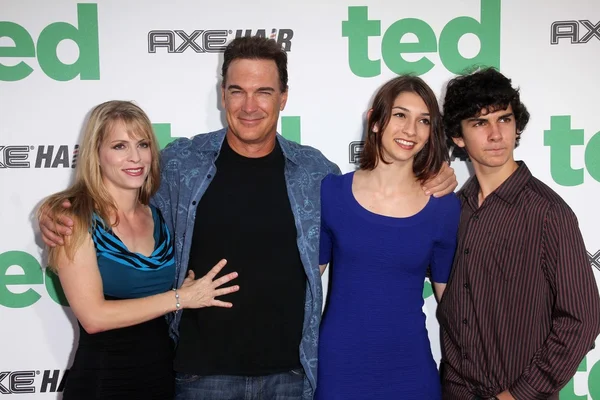 Patrick Warburton e la famiglia — Foto Stock