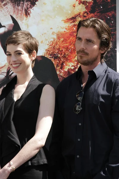 Anne hathaway en christian bale — Stockfoto