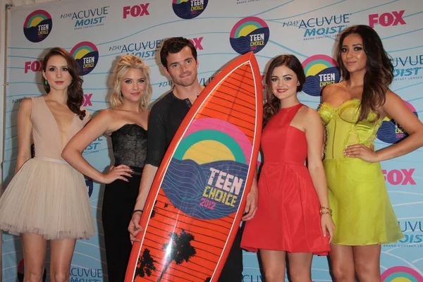 Troian Bellisario, Shay Mitchell, Lucy Hale, Ashley Benson, Ian Harding — Foto de Stock