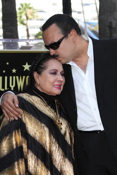 Pepe Aguilar et mère Flor Silvestre — Photo