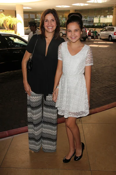 Bailee madison en moeder patty riley — Stockfoto