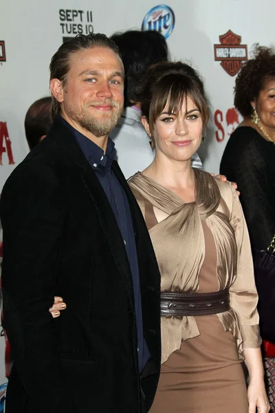 Charlie Hunnam y Maggie Siff — Foto de Stock