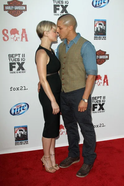 Theo Rossi and Sarah Jones — Stock Photo, Image