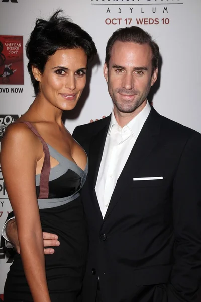 Maria dolores dieguez, joseph fiennes na premierowy pokaz fxs amerykański horror story azylu, paramount theater, hollywood, ca 10-13-12 — Zdjęcie stockowe