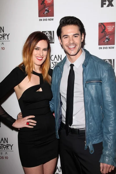 Rumer Willis, Jayson Blair alla prima proiezione di FXs American Horror Story Asylum, Paramount Theater, Hollywood, CA 10-13-12 — Foto Stock