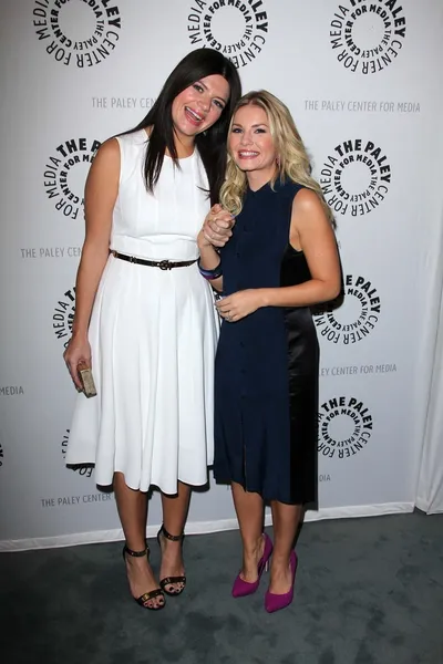 Casey Wilson and Elisha Cuthbert at the Paley Center For Media Presents An Evening with Happy Endings and Don t Trust the B. in Apartment 23, Paley Center, Beeverly Hills, CA — Stock Fotó
