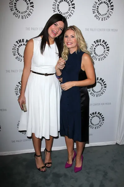 Casey Wilson y Elisha Cuthbert en el Paley Center For Media presenta una noche con finales felices y no confíe en la B. en el apartamento 23, Paley Center, Beeverly Hills, CA — Foto de Stock