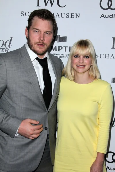 Chris pratt, anna faris, reel sinema filmi ve televizyon Fonu, süt stüdyoları, los angeles, ca 10-20-12 tarafından sunulan gerçek hayat hikayeleri — Stok fotoğraf