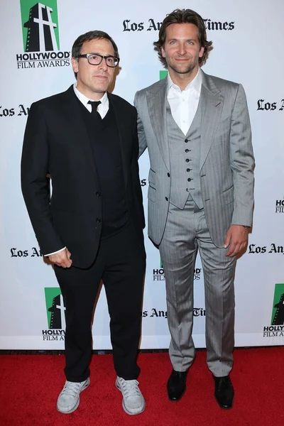 David O Russell y Bradley Cooper en la 16ª Gala Anual de Hollywood Film Awards, Beverly Hilton Hotel, Beverly Hills, CA 10-22-12 — Foto de Stock