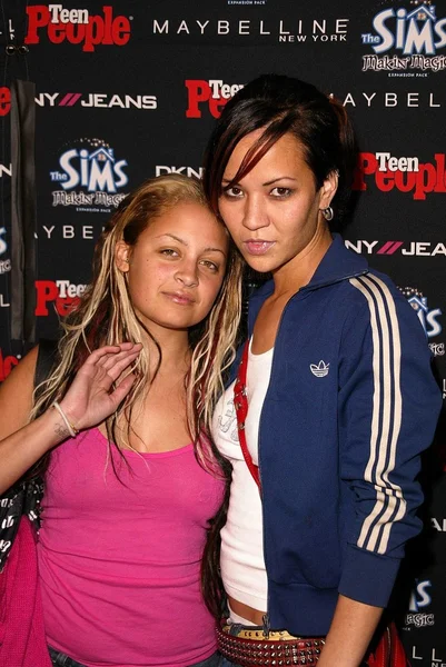 Nicole richie i tashina artysta nastolatek 2003 roku i ama after-party, avalon, Hollywood, ca 11-16-03 — Zdjęcie stockowe