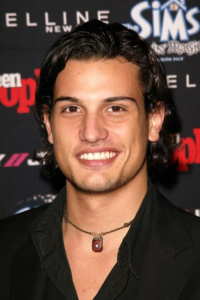 Roberto urbina på teen 2003 artist i år och ama efterfesten, avalon, hollywood, ca 11-16-03 — Stockfoto