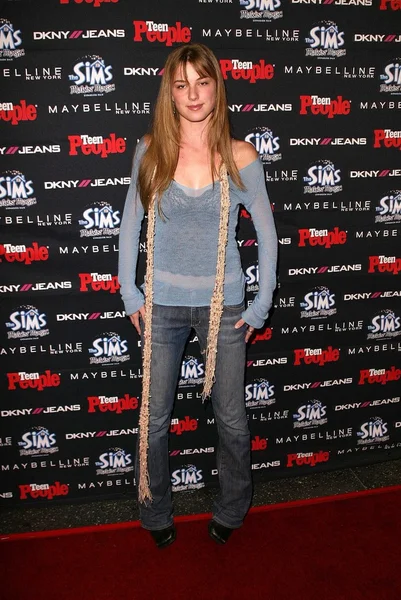 Emily vancamp beim teen 2003 artist of the year und ama after-party, avalon, hollywood, ca 16-11-03 — Stockfoto