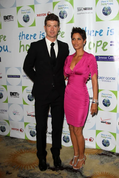 Robin Thicke y Halle Berry — Foto de Stock