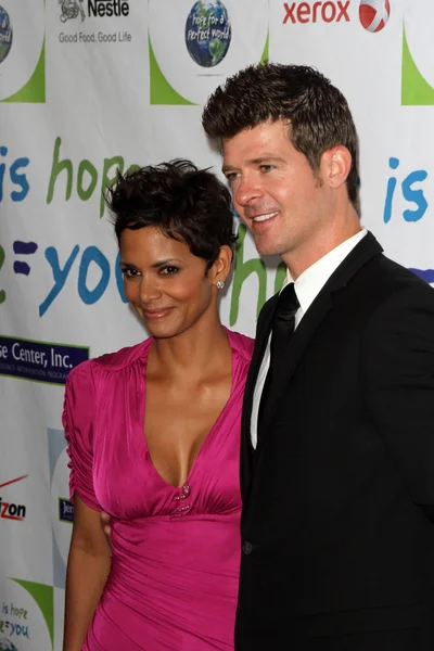 Halle berry e robin thicke — Fotografia de Stock