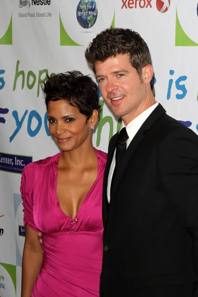 Halle Berry, Robin Thicke — Stockfoto