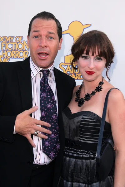 French Stewart e esposa no 37th Annual Saturn Awards, Castaway, Burban — Fotografia de Stock