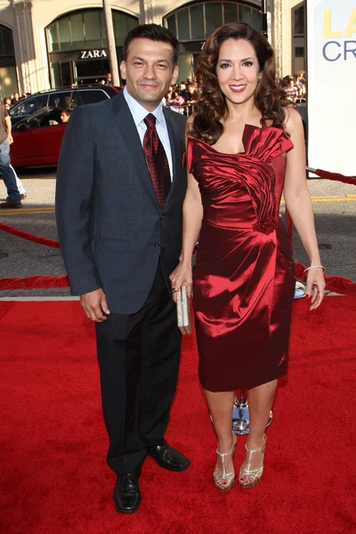 Maria Canals-Barrera con su esposo David en el estreno mundial "Larry Crowne" — Foto de Stock
