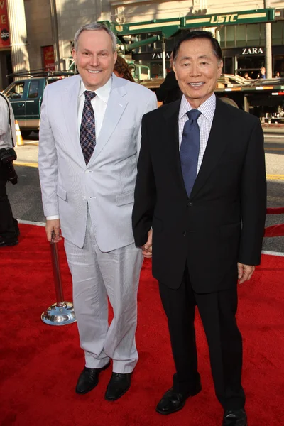 Brad Altman und George Takei bei der "larry crown" -Weltpremiere, chinesisch — Stockfoto