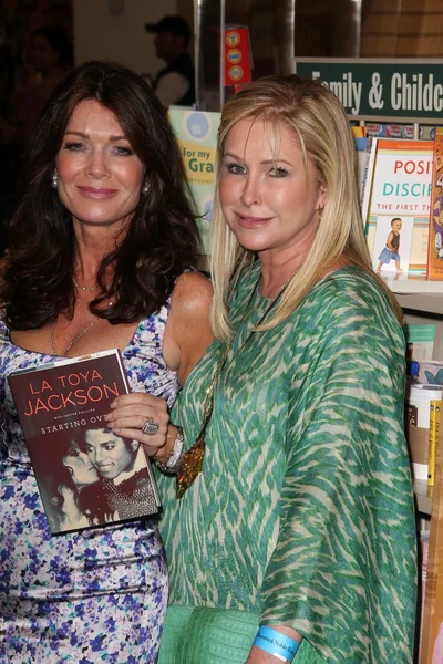 Lisa Vanderpump, Kathy Hilton podpisuje kopie "Zaczynając od", Barnes & No — Zdjęcie stockowe