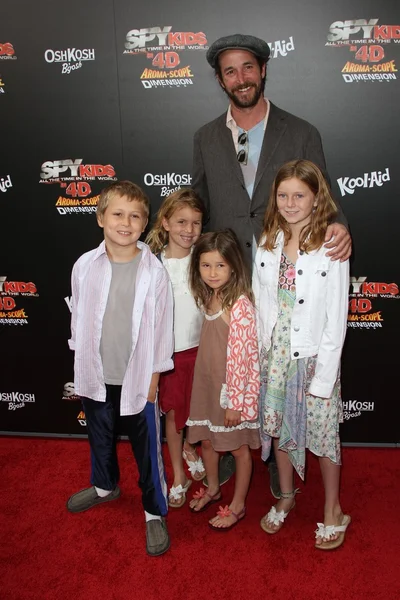 Noah Wyle i rodziny w "Spy Kids: cały czas na świecie" PR — Zdjęcie stockowe