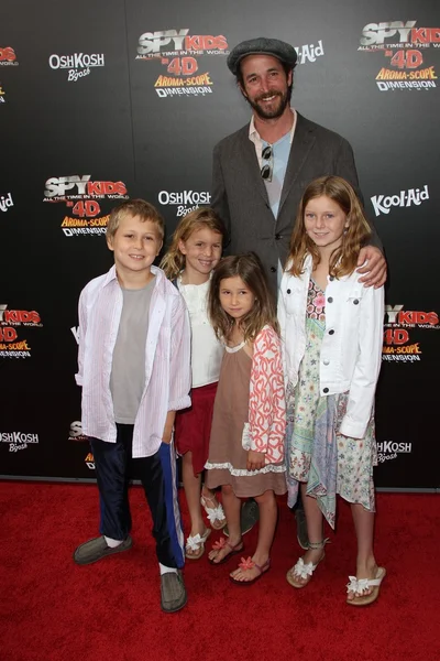 Noah Wyle en familie op de "Spy kinderen: de hele tijd in de wereld" World PR — Stockfoto