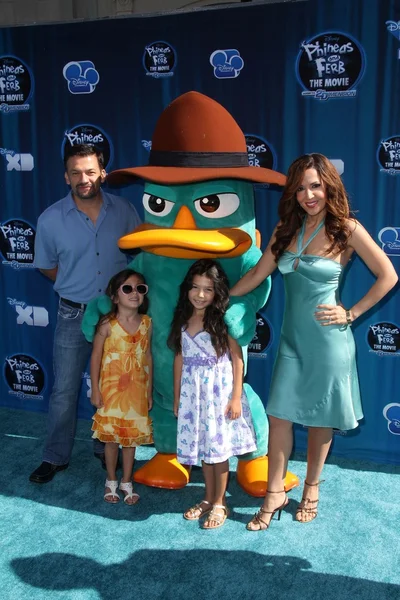 Maria Canals-Barrera e família no Phineas da Disney e Ferb 2nd Dimen — Fotografia de Stock